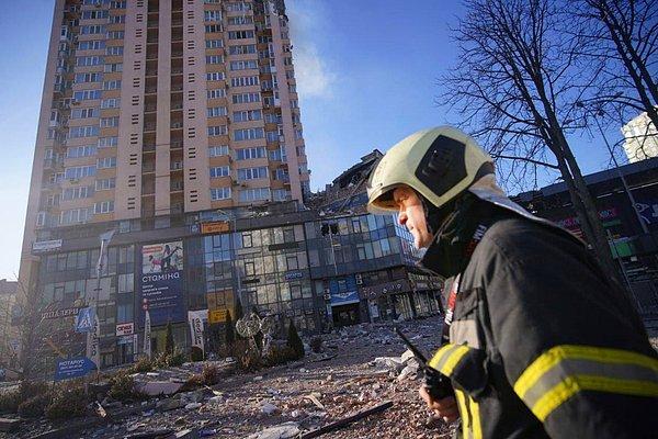 10: 15 Kiev'de sivillerin yaşadığı bina vuruldu, iki kişi hayatını kaybetti