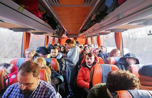 12:00 Ukrayna'dan otobüslerle tahliye edilen ilk Türk kafilesi Edirne'ye ulaştı