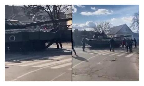 Ukraynalı Vatandaşlar Rus Tanklarının Önüne Geçerek Durdurmaya Çalıştı