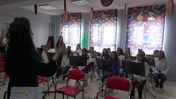 7. Ünlü şarkıcı Merve Özbey, kızının doğum günü anısına Mardin'deki bir okula müzik atölyesi yaptırdı.