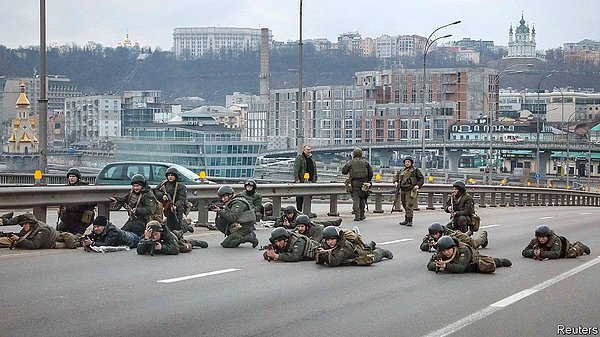 17:11 | Kiev'deki sokağa çıkma yasağı pazartesi sabahına kadar uzatıldı