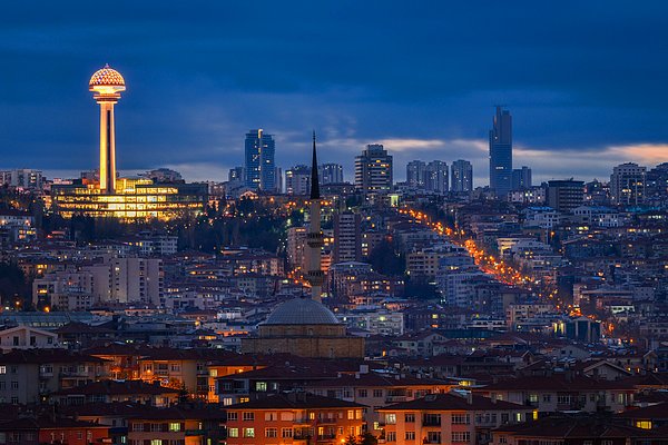 Gelelim Ankara'ya... İstanbul gibi tarihi dokusu, kargaşası, kaosu, gece hayatıyla öne çıkan Ankara; gri, soğuk ve nitekim daha sakin... Her duygunun yaşanacağı bir zaman var Ankara'da... Daha sessiz daha sakin olan Ankara, yanlışa uğradığı anda aslan kesilir!