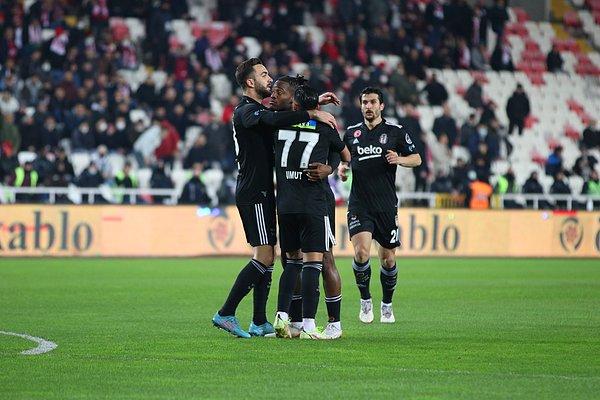 Maça hızlı başlayan Beşiktaş 12. dakikada Michy Batshuayi ile öne geçti.