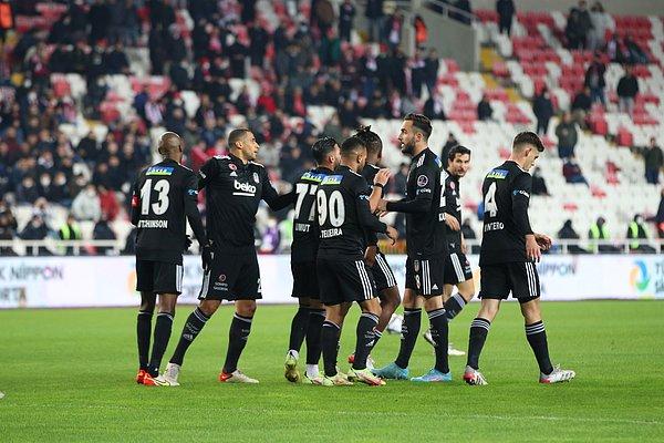 İkinci yarıda 2 değişiklik yapan Beşiktaş 73. dakikada penaltı kazandı ve Michy Batshuayi kendisinin ikinci takımın üçüncü golü atmayı başardı.