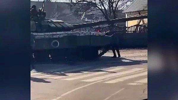6. "Ukrayna’nın Çernihiv bölgesinde halk, Rus tanklarının önüne geçerek elleriyle durdurmaya çalıştı. O anlar kameralara yansıdı."