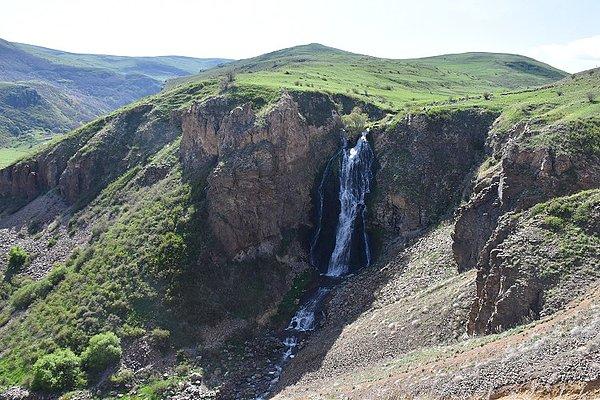 Kars ve Ardahan sınırında bulunduğundan bahsettiğimiz Susuz Şelalesi'ni Ardahan'dan ziyaret etmek isteyenlerin ise yaklaşık 50 kilometrelik bir mesafeyi kat etmeleri gerekecek!