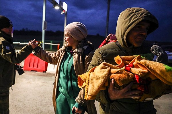 Ukrayna vatandaşı olmayanların, ülkelerine dönene kadar Polonya'da 15 güne kadar kalmasına izin veriliyor.