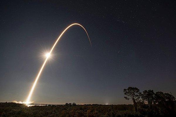 Elon Musk'ın kurucusu olduğu SpaceX, Starlink uydularıyla dünya yörüngesinde 12 bin uyduluk ağ kurmayı planlıyor.
