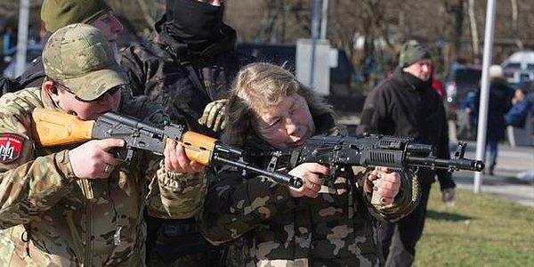 12:28 Ukrayna ordusu, sivil direniş hareketine katılanlar için rehber yayınladı