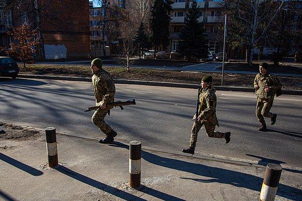 14:10 Harkiv'de polis şehirde yaşayanlara 'şehri terk etmeyin' çağrısında bulundu. Telegram'dan paylaşılan mesajda 'araçla seyahat etmeyin' uyarısı da yer aldı.