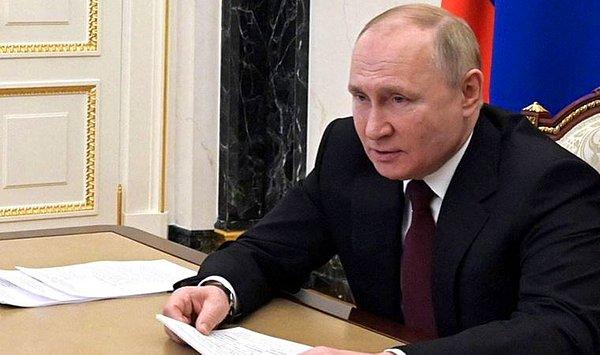 15.14 Rusya Devlet Başkanı Putin Ukrayna'yı müzakereler için 'fırsatı' boşa harcamakla suçladı.