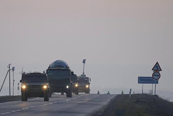 Ekip, daha sonra bunun askeri araçların geçişinin sağlanması için sivil araçların durdurulmasından kaynaklandığını anladı.