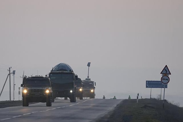 Ekip, daha sonra bunun askeri araçların geçişinin sağlanması için sivil araçların durdurulmasından kaynaklandığını anladı. Ekip, daha sonra bunun askeri araçların geçişinin sağlanması için sivil araçların durdurulmasından kaynaklandığını anladı.