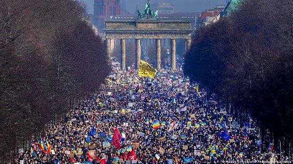 17:10 Almanya'nın başkenti Berlin'de binlerce kişi, Rusya'nın Ukrayna işgalini protesto ediyor.