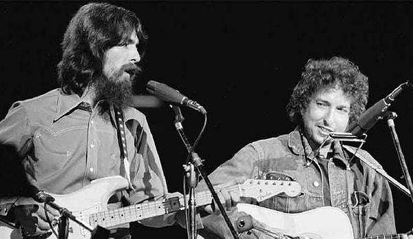 Bob Dylan ile The Travelling Wilburys adlı bir grup kurmuştur ve isim babası kendisidir.