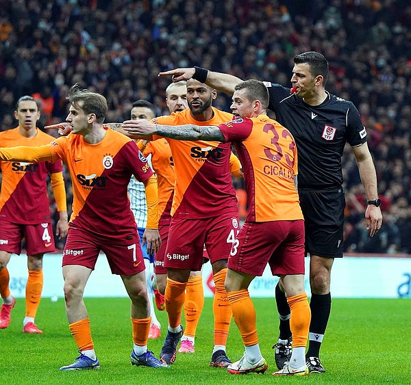 Maçın ardından Çaykur Rizespor cephesinden maçın hakemi Ümit Öztürk'e tepkiler yağdı.