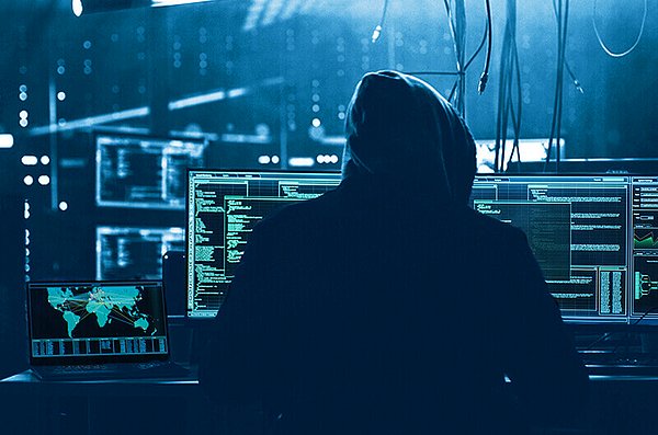 Ünlü hacker grubu Anonymous Ukrayna'nın çağrısından hemen önce Rusya'ya karşı siber savaş ilanını duyurmuştu.