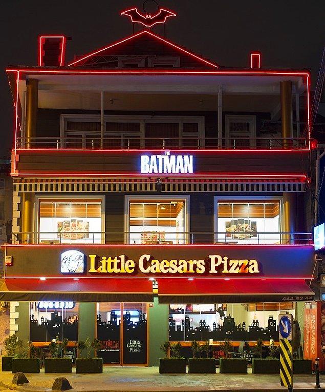 Batman Hayranları Buraya! Little Caesars’ın Gotham City Konseptinde Tasarlanan Şubesini Mutlaka Görmelisiniz!