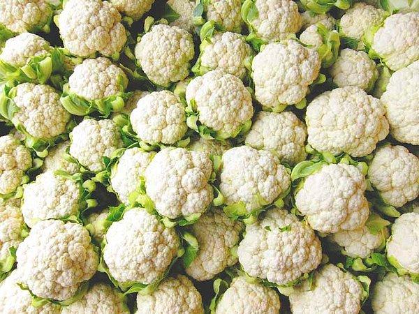14. Brokolinin en yakın arkadaşı karnabaharda da çok az kalori var, yemekten çekinmeyin!