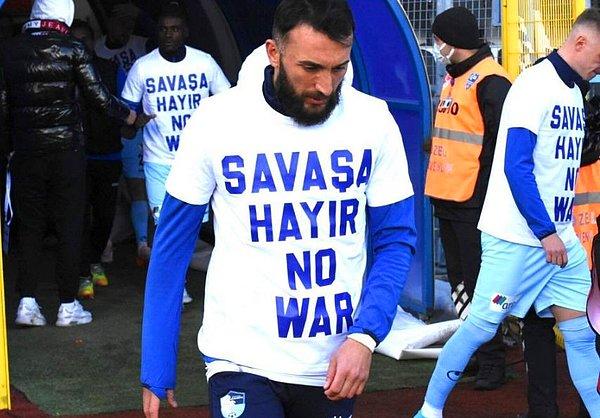 Karşılaşma öncesi Erzurumspor futbolcuları 'Savaşa Hayır' yazılı tişörtlerle sahadayken, Aykut Demir formasıyla maça çıkmıştı.