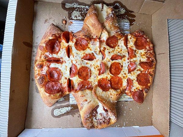 Bu ikonik şekle sahip pizzayı orantılı ve düzgün bir şekilde kesmek ise hiç de zor değil!