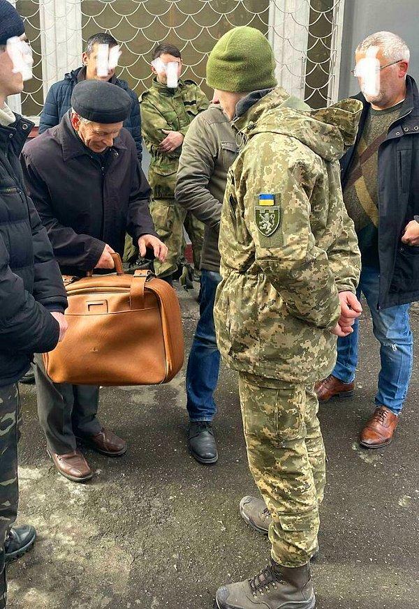 2. "80 yaşındaki bu adam içinde 2 tişört, bir pantolon, bir diş fırçası ve birkaç sandviç olan küçük valiziyle Ukrayna ordusuna katılmak için geldi...