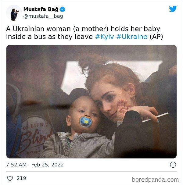 13. "Ukraynalı bir anne, ülkeyi terk ettikleri otobüsün içerisinde bebeğiyle birlikte."