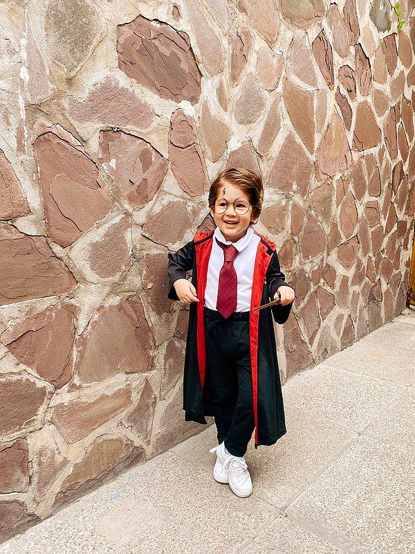 Kendisini seven ve örnek alan minik bir Galatasaray taraftarı okuldaki kostüm partisine Kerem Aktürkoğlu yani Harry Potter kılığında gitmiş.