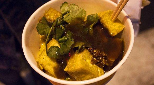 4. Kokmuş Tofu (chou dòufu): Çin genelinde popüler bir sokak yemeği olan ve genellikle derin yağda kızartılmış olarak servis edilen bir fermente tofu yemeği. Kokusu çürük çürük ciğere işliyormuş... Yine Uzakdoğu, yine Çin...