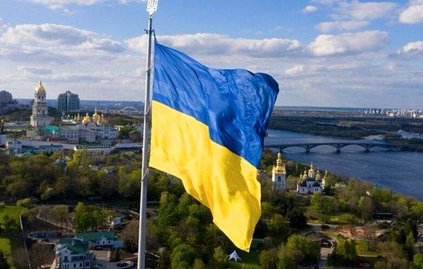 2. Şarkıcı John Elton, Instagram hesabında Ukrayna bayrağı paylaşarak şunları dile getirdi;