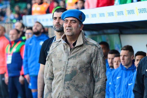 Ünal Karaman'ın çalıştırdığı Çaykur Rizespor, Bahar Kalkanı harekatı şehitlerini anmak için seremonide asker kıyafetleri giymişti.