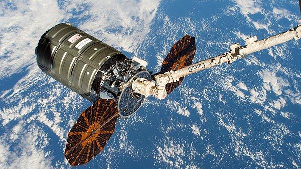 Northrop Grumman'in 21 Şubat'ta Uluslararası Uzay İstasyonu'na ulaşan son kargo aracı Cygnus, istasyonu Rus yardımı olmadan yörüngede tutabilme kapasitesine sahip ilk araç olmuştu.
