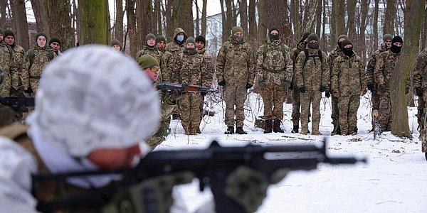 Ukrayna ordusu da Rus askerlerin kendi cep telefonları ve telsizleriyle iletişim kurmaya çalıştığını paylaşmıştı.