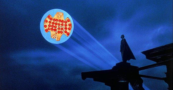 Şimdi İki Kahramanımız Var: Little Caesars Warner Bros ile İş Birliği Yaparak Batman Pizza'yı Çıkardı!