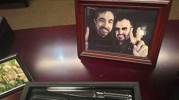 3. Rossi'nin masasında Ringo Starr ile bir fotoğrafı var.