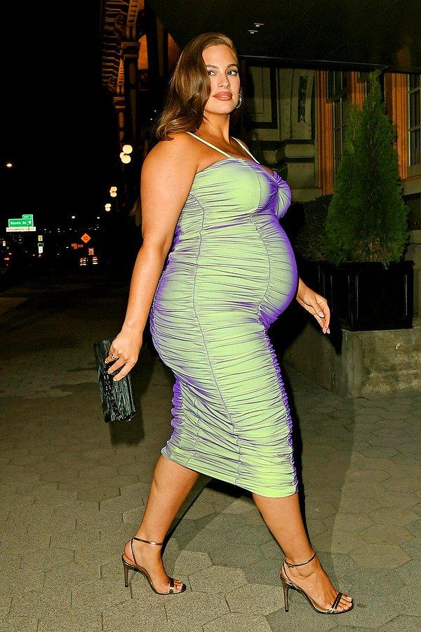 3. Ashley Graham'in bodycon elbise seçimi, hamile vücuduyla bütünleşmiş durumda. Yeşil mor yansımalı elbiseden gözlerimizi alamıyoruz doğrusu!