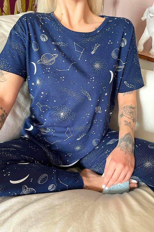 4. Lacivert galaksi baskılı kısa kollu pijama takımı.
