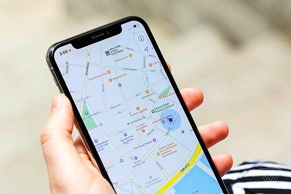 Apple ayrıca Rus devletine bağlı yayın kuruluşları RT ve Sputnik’in uygulamalarını uygulama mağazası olan App Store’dan kaldırdı. Ek olarak Apple Maps’in canlı trafik özelliğini Google'ın Haritalar uygulaması için yaptığı gibi Ukrayna merkezli olarak kapattı.