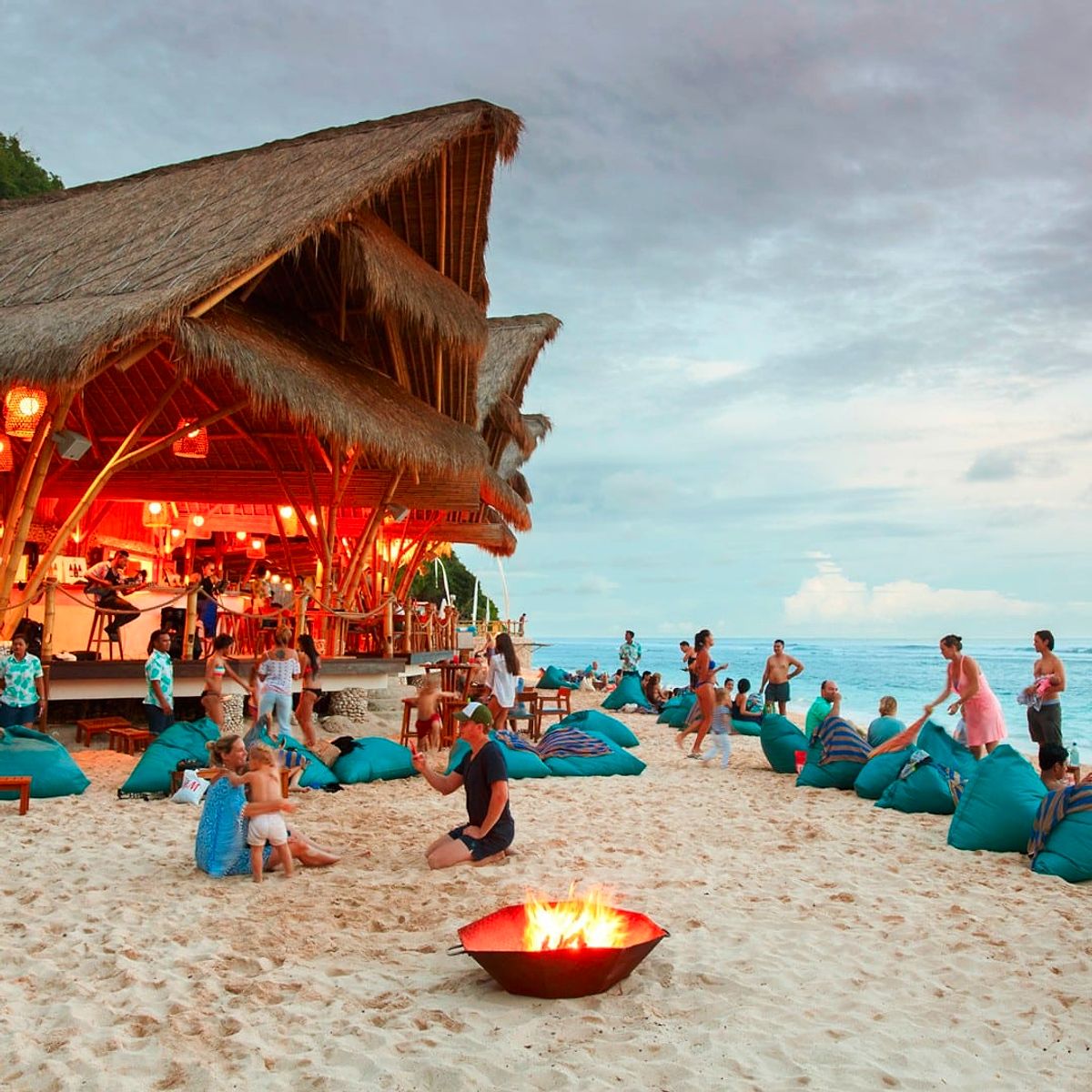 Туры на бали из новосибирска. Сандей Бич Бали. Бич клаб Бали. Sundays Beach Club Bali. Пляж Улувату Бали.