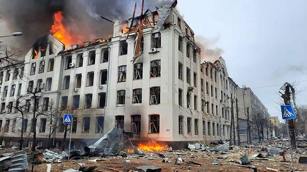 Harkov’da vurulan polis merkezi ağır hasar gördü