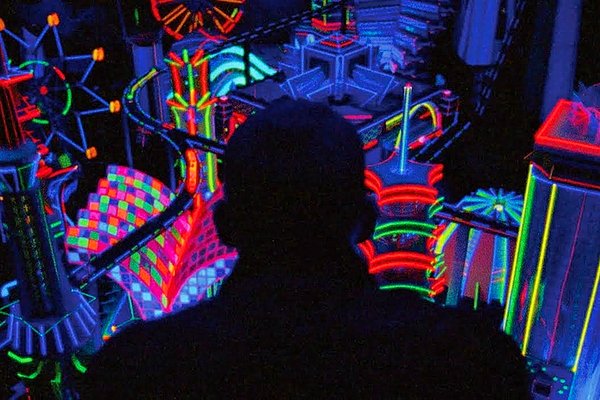 15. Boşluk (2009) Enter the Void