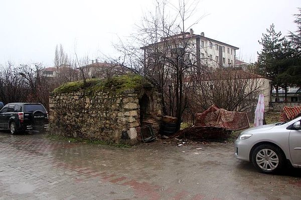 Üzerini otların sardığı hamam kalıntısında, geçen yıl belediye temizlik çalışması yaptı, görünür hale getirildi.