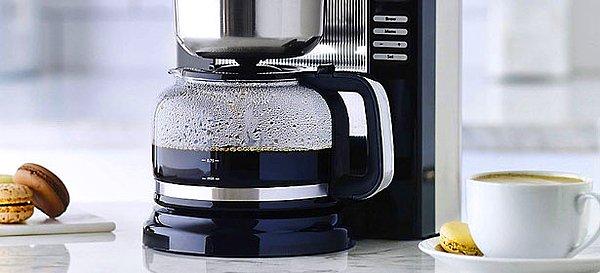 Sıra geldi kahveyi nerede demleyeceğinize: İlla filtre kahve makinesi olacak diye bir kuralımız yok, french pressle işinizi görebilirsiniz. Filtre kahve makineleri zamandan tasarruf ettirir, tadın aynısını hatta daha lezzetlisini yakalamak mümkün.