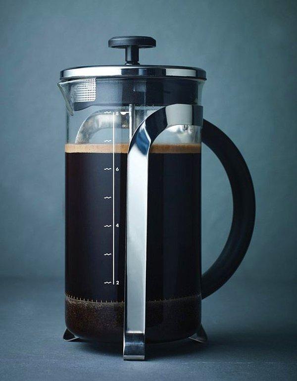 Eğer french press kullanıyorsanız, önceden sıcak suyla her yerini ıslatın. Böylece hem daha iyi bir kahve tadı alırsınız hem de kahveniz çabuk soğumaz. Bu küçük ama önemli bir detay kahvenizi bir üst seviyeye çıkaracaktır.