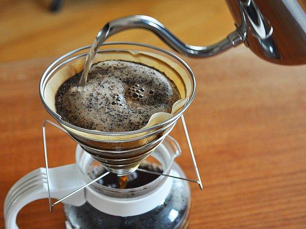 Diğer çok önemli detay ise kahve ve su dengesini iyi ayarlamak. İsterseniz bunun için ölçek kullanabilirsiniz. Sert kahve seviyorsanız 15 gr. kahveye 150 ml. su, yumuşak içimli seviyorsanız 10 gr. kahveye 180 ml. su kullanabilirsiniz.