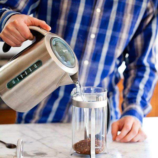 Eğer french press kullanıyorsanız, bir iki demleme tekniğine dikkat etmeniz gerekiyor. İlk olarak suyun kaynama derecesinde olmaması gerekiyor, çekirdekleri yakabilirsiniz. Su kaynadıktan sonra 1-2 dakika bekletip öyle kahveye ekleyin.