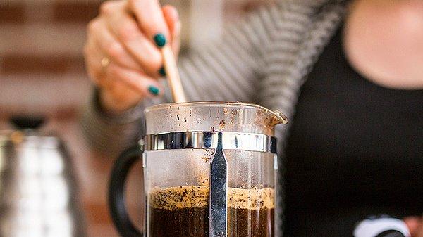 Önce kahvenin üzerini kaplayacak kadar su ekleyip tahta bir kaşıkla biraz karıştırın ve 30 saniye bekleyin. Ardından suyun geri kalanını ilave edip 4 dakika demlenmesini bekleyin. Eğer kahveniz sertse demleme süresini 15-20 saniye azaltabilir, eğer haddinden fazla yumuşaksa 15-20 saniye kadar arttırabilirsiniz.