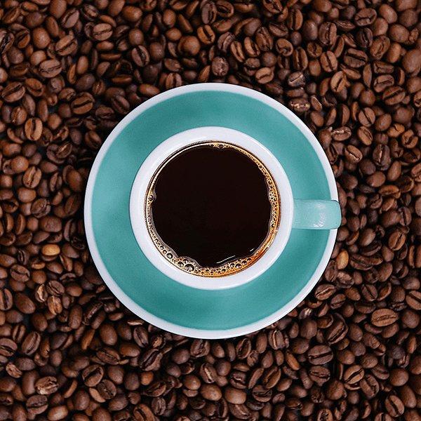 Demleme başladıktan hemen sonra kahvenizi tahta bir kaşıkla bir defa karıştırın. Böylece kahvenin tamamı eşit miktarda ıslanacak ve kahvenin aroması daha iyi geçecektir.