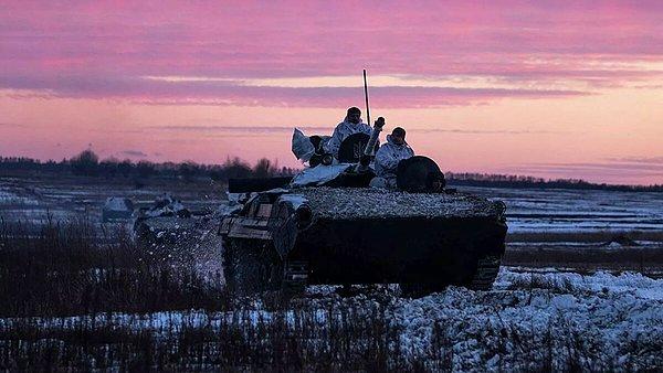 Görüntülerde, Ukrayna'daki çatışmaların ortamında uygun olarak karla kaplı bir arazi görülürken, ardından filmin kurgusal karakterleri 'stormtrooper'lar belirmeye başlıyor.