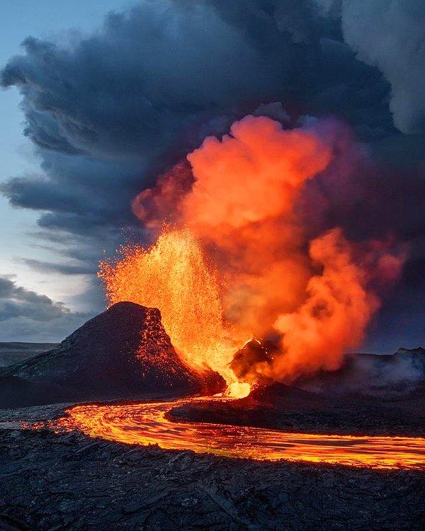18. İzlanda Fagradasfall'da volkan patlama anı.